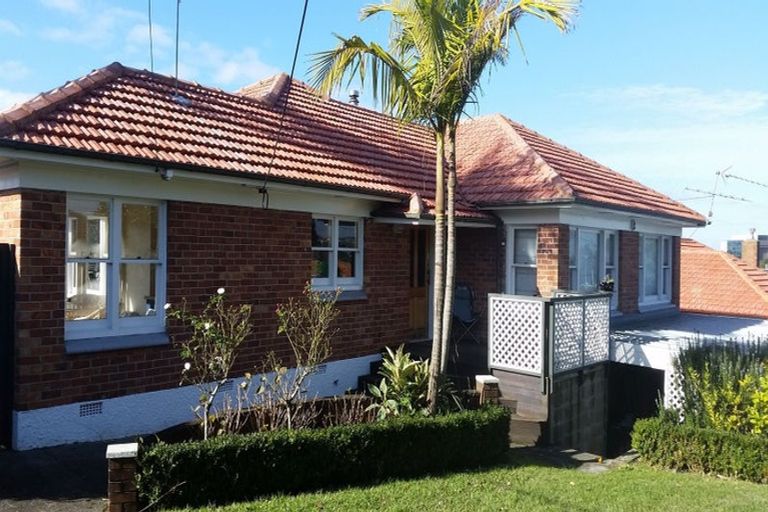 Photo of property in 1/11 Forrest Hill Road, Milford, Auckland, 0620