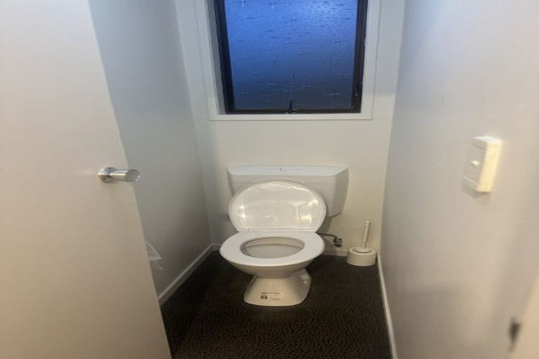 Photo of property in 22 Jenanne Place, Totara Vale, Auckland, 0629