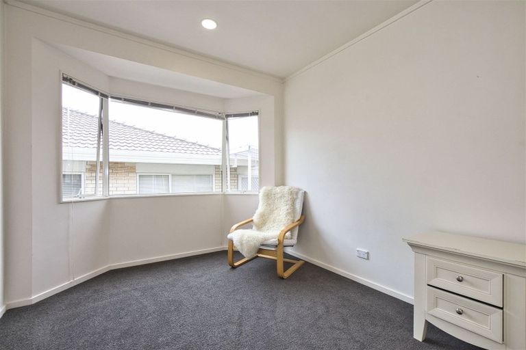 Photo of property in 2/8 Bronzewing Terrace, Unsworth Heights, Auckland, 0632