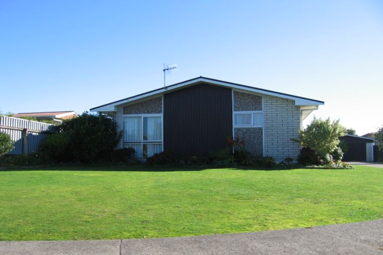Photo of property in 2 Cohen Place, Milson, Palmerston North, 4414