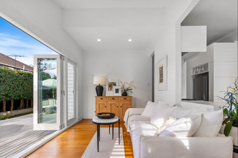 Photo of property in 6 Belle Vue Avenue, Northcote Point, Auckland, 0627