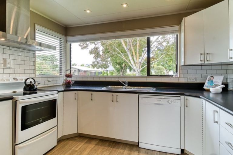 Photo of property in 1 Kaweka Place, Havelock North, 4130