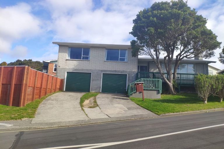 Photo of property in 42 Churton Drive, Churton Park, Wellington, 6037