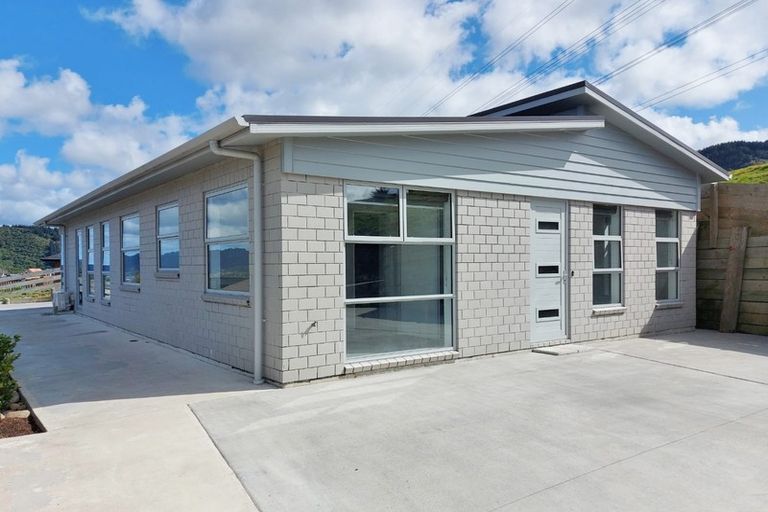 Photo of property in 31 Percy Kinsman Crescent, Riverstone Terraces, Upper Hutt, 5018