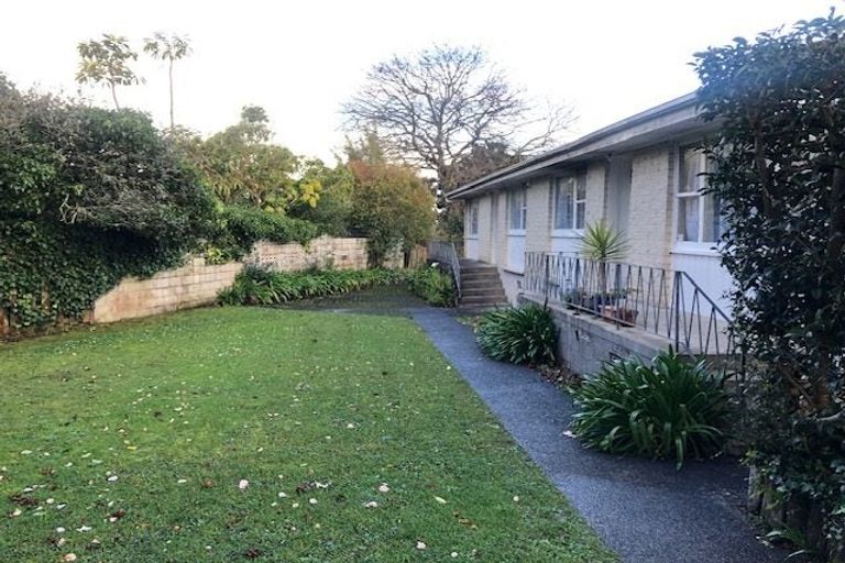 Photo of property in 17 Eyre Street, Henderson, Auckland, 0612