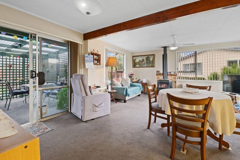 Photo of property in 25 Matthew Place, Kawaha Point, Rotorua, 3010