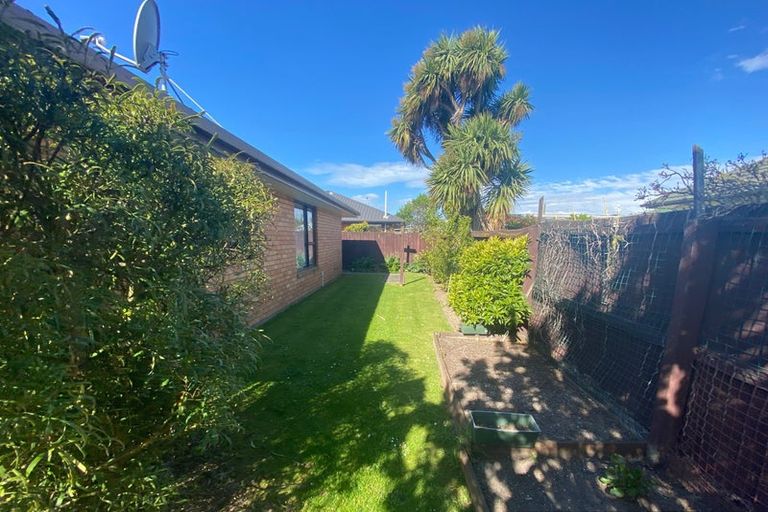 Photo of property in 2/5 Hibiscus Place, Redwood, Christchurch, 8051