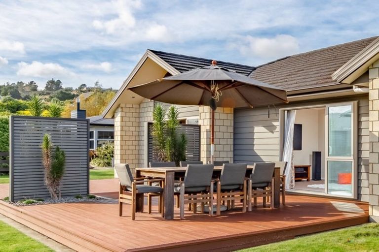 Photo of property in 14 Jade Crescent, Timberlea, Upper Hutt, 5018