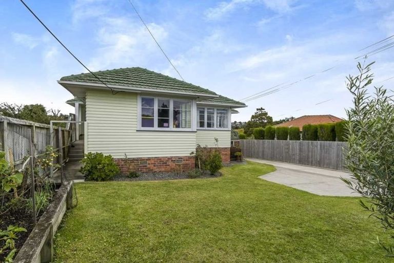 Photo of property in 73 Pupuke Road, Northcote, Auckland, 0627