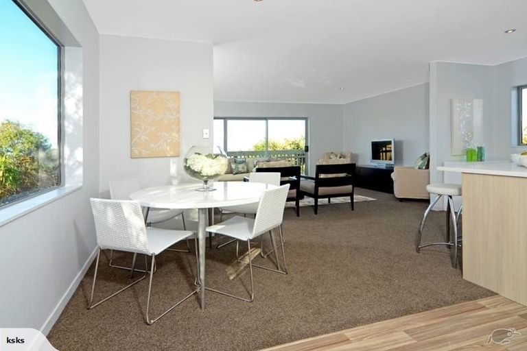 Photo of property in 557c Glenfield Road, Glenfield, Auckland, 0629