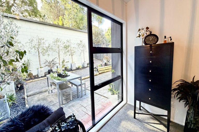 Photo of property in 1/9a Wyvern Place, Glenfield, Auckland, 0629