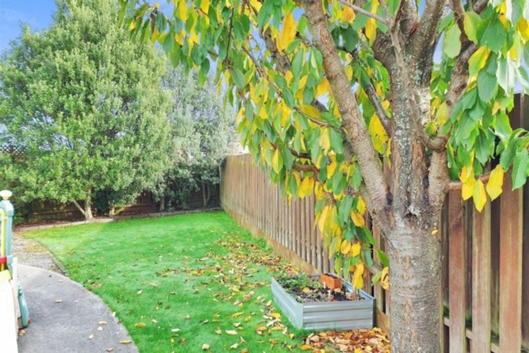 Photo of property in 51 Oregon Drive, Maoribank, Upper Hutt, 5018