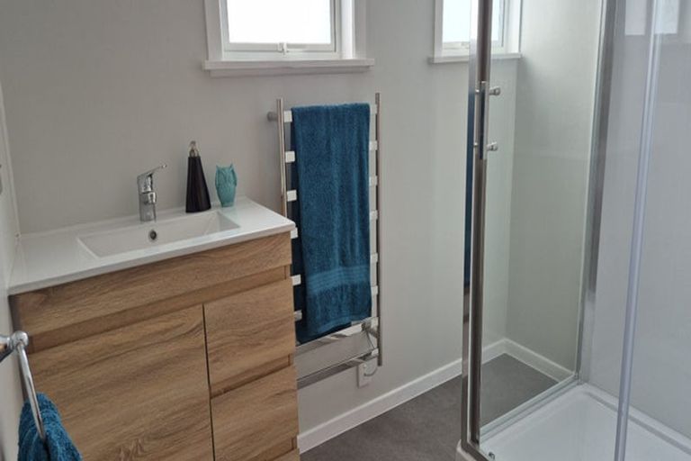 Photo of property in 26 Rewarewa Road, Te Atatu Peninsula, Auckland, 0610