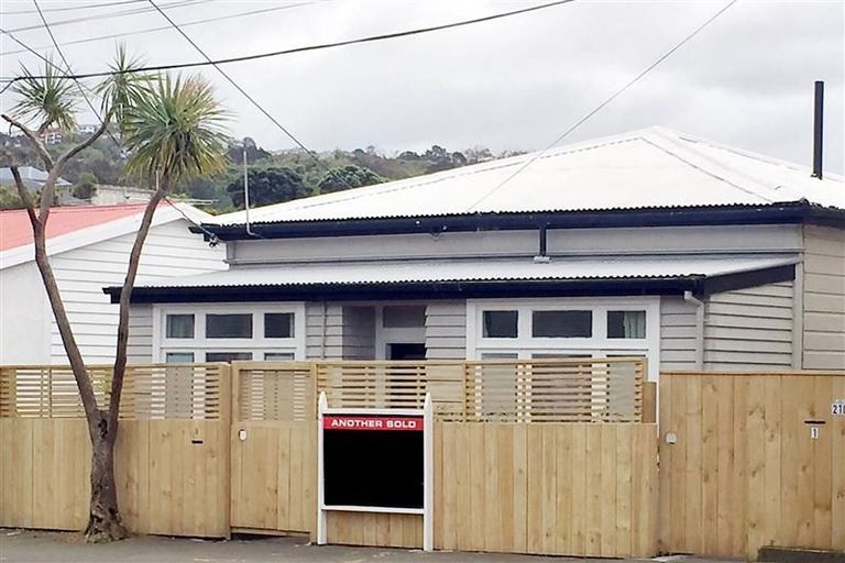 Photo of property in 2 Luxford Street, Berhampore, Wellington, 6023