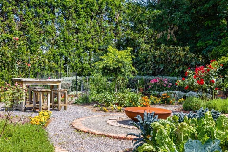 Photo of property in 48 Kairau Road West, Sentry Hill, New Plymouth, 4373