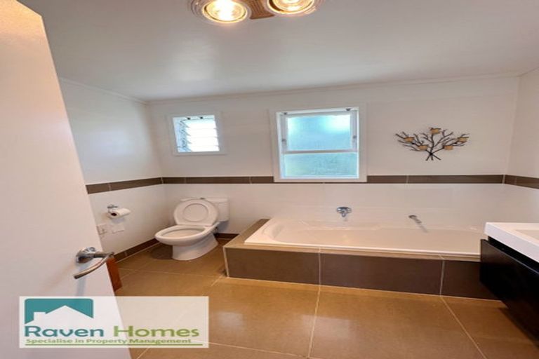 Photo of property in 92 Cascades Road, Pakuranga Heights, Auckland, 2010