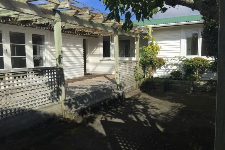 Photo of property in 37a Luckens Road, West Harbour, Auckland, 0618