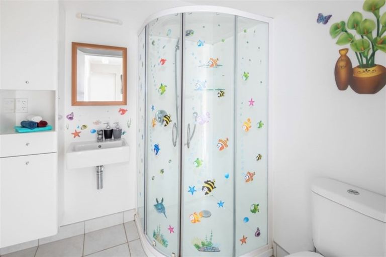 Photo of property in 56 Glanmire Road, Newlands, Wellington, 6037