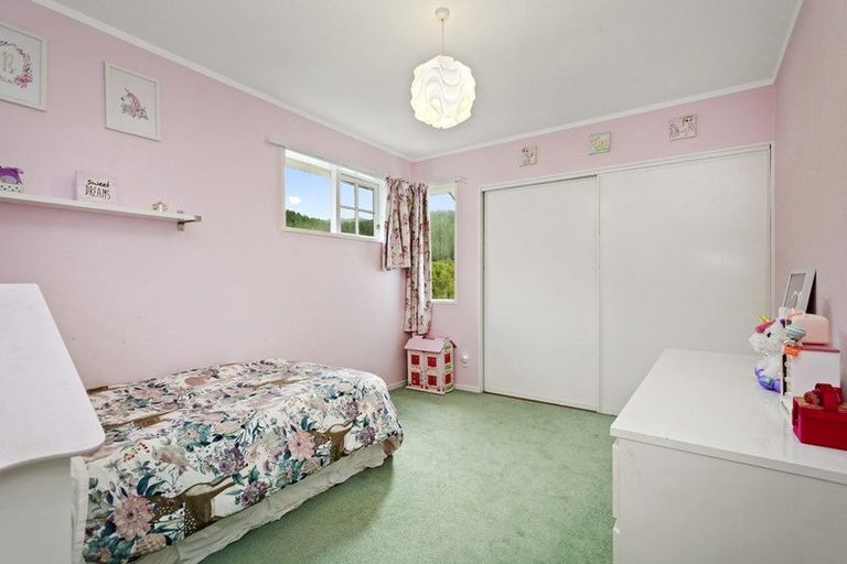 Photo of property in 7 Saint Hildas Glade, Tawa, Wellington, 5028