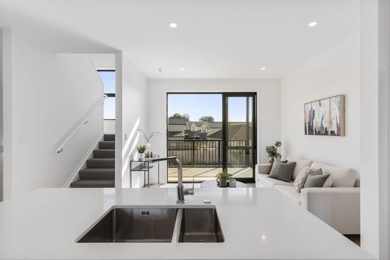 Photo of property in 11 Rita Meredith Road, Wai O Taiki Bay, Auckland, 1072