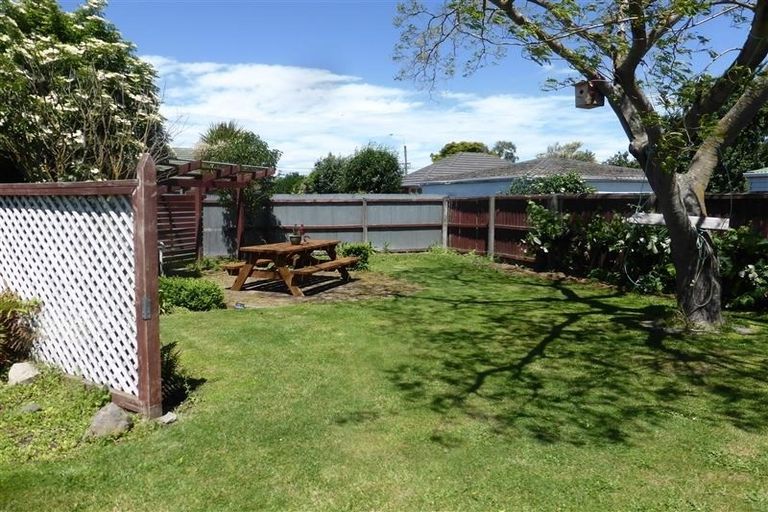 Photo of property in 27 Liverton Crescent, Bishopdale, Christchurch, 8053