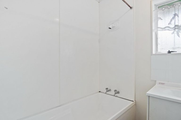 Photo of property in 2/14 Bellville Drive, Clendon Park, Auckland, 2103