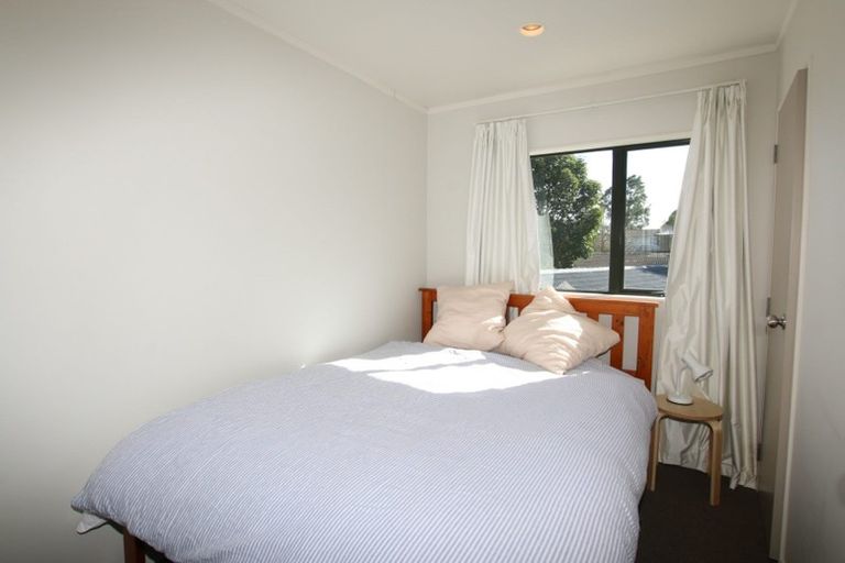 Photo of property in 2/29 Beaudine Avenue, Glenfield, Auckland, 0629