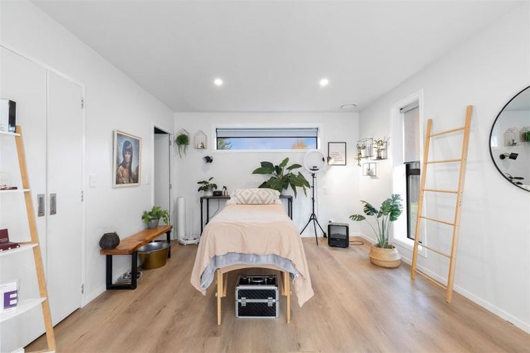 Photo of property in 31 Kingfisher Crescent, Albert Town, Wanaka, 9305