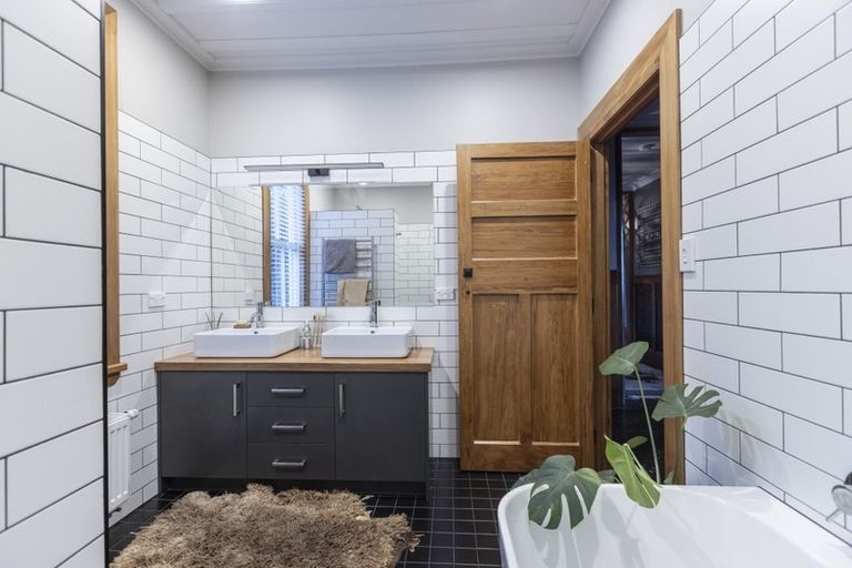 Photo of property in 16 Brewster Street, Bluff Hill, Napier, 4110