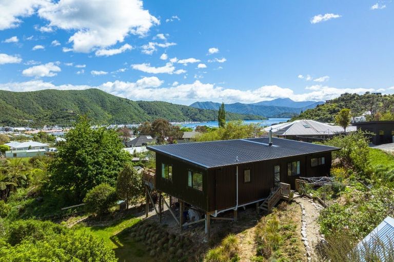 Photo of property in 30 Waimarama Street, Waikawa, Picton, 7220