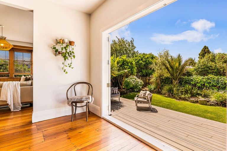 Photo of property in 1/5 Kotuku Street, Te Atatu Peninsula, Auckland, 0610