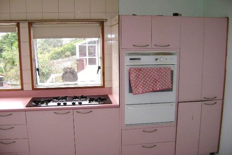 Photo of property in 635 Glenfield Road, Totara Vale, Auckland, 0629