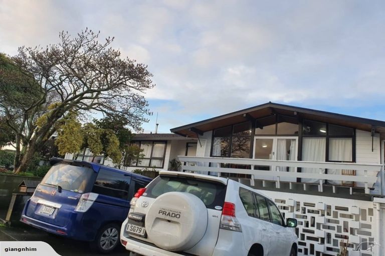 Photo of property in 1 Kent Crescent, Awapuni, Palmerston North, 4412