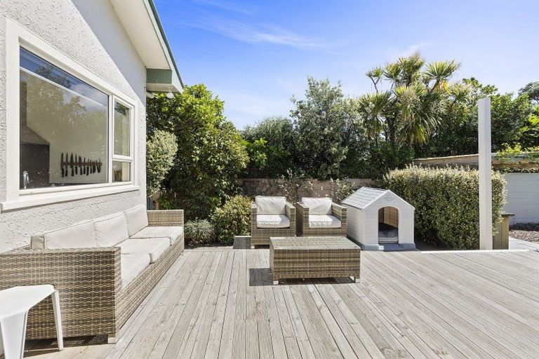 Photo of property in 98 Apu Crescent, Lyall Bay, Wellington, 6022