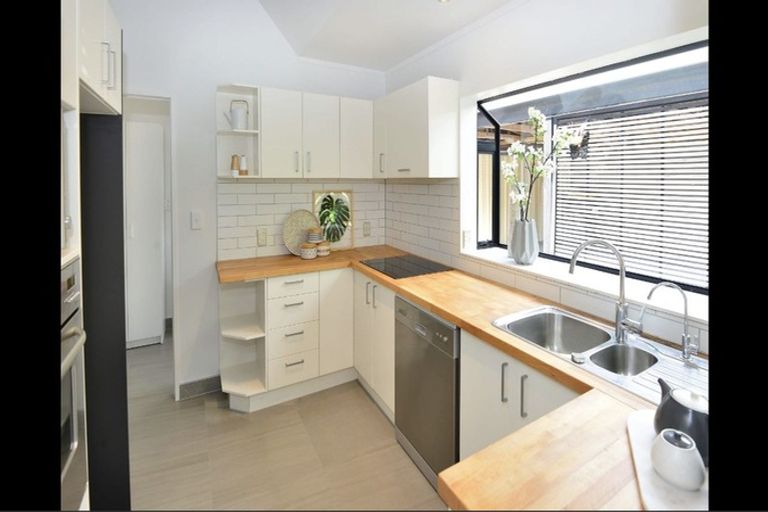 Photo of property in 2/26 Sandown Road, Rothesay Bay, Auckland, 0630