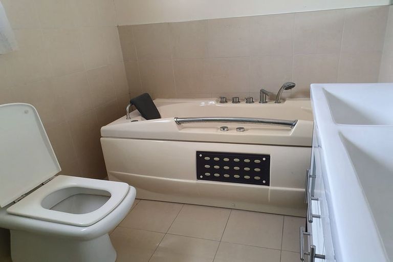 Photo of property in 52b Royal View Road, Te Atatu South, Auckland, 0610