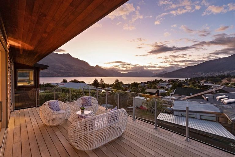 Photo of property in 17 Poplar Drive, Kelvin Heights, Queenstown, 9300