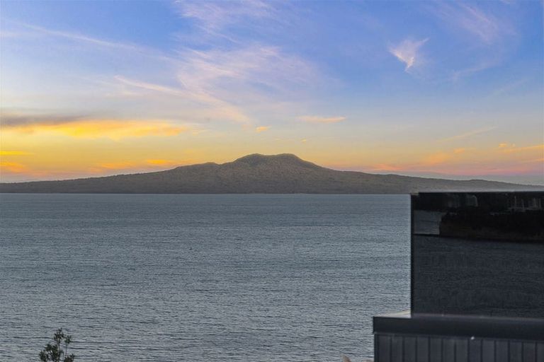 Photo of property in 123a Churchill Road, Rothesay Bay, Auckland, 0630