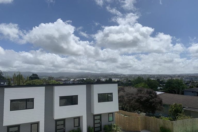 Photo of property in 2/6 South Pacific Place, Henderson, Auckland, 0612