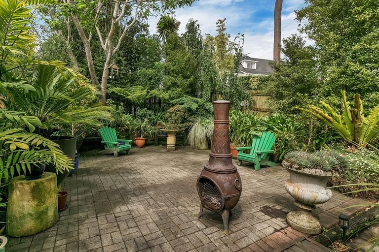 Photo of property in 1/1 Tern Place, Unsworth Heights, Auckland, 0632