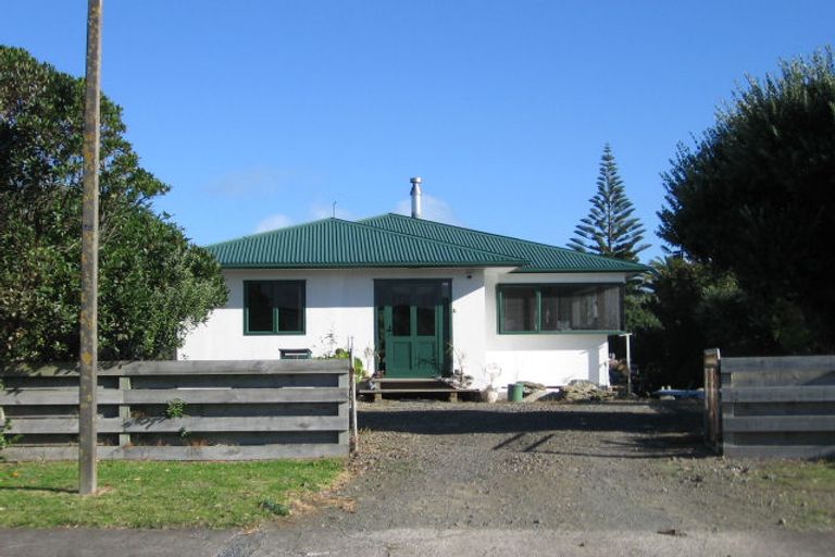 Photo of property in 18 Freyberg Crescent, Waikanae Beach, Waikanae, 5036