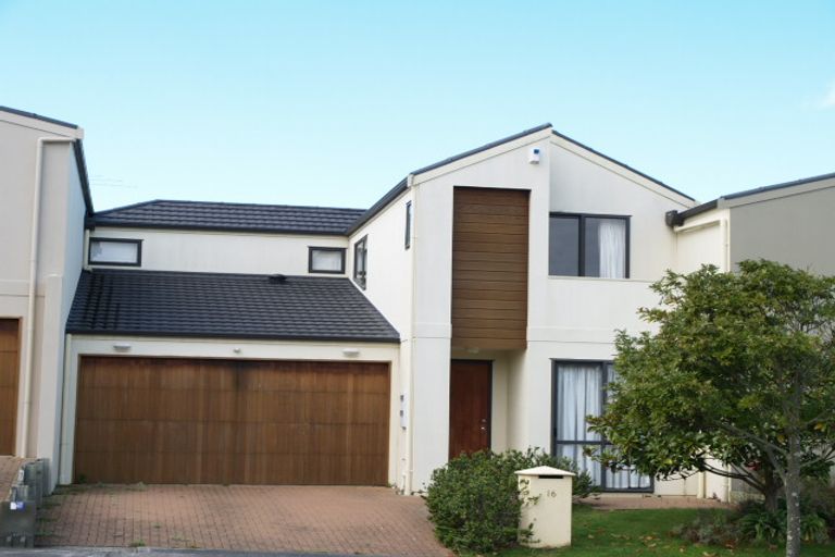 Photo of property in 16 Faldo Drive, Golflands, Auckland, 2013
