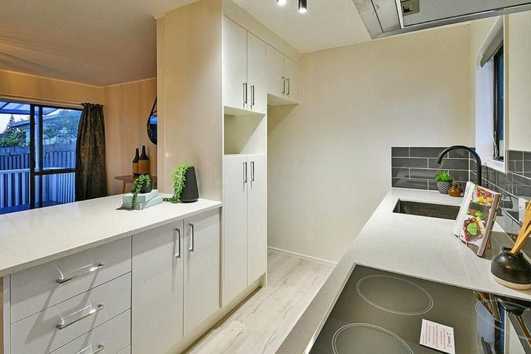 Photo of property in 2/226a Dominion Road, Red Hill, Papakura, 2110