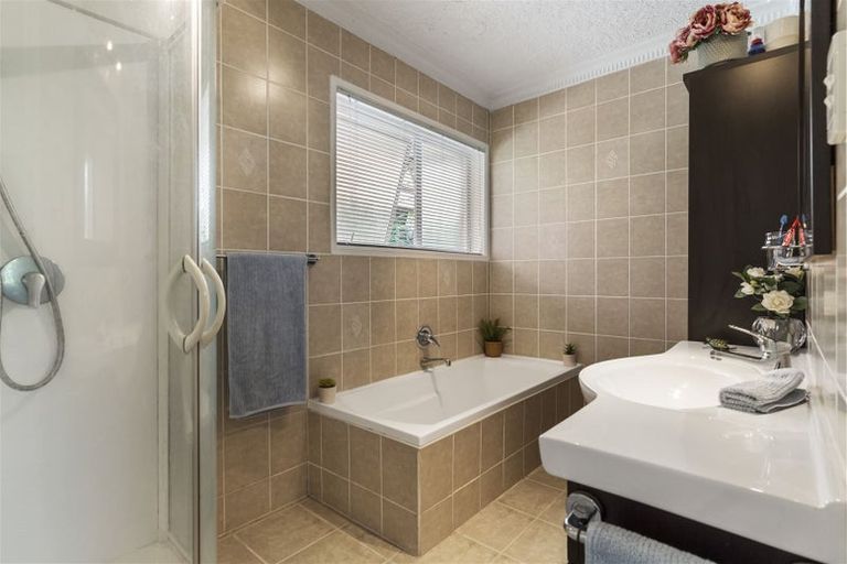 Photo of property in 36 Cascades Road, Pakuranga Heights, Auckland, 2010