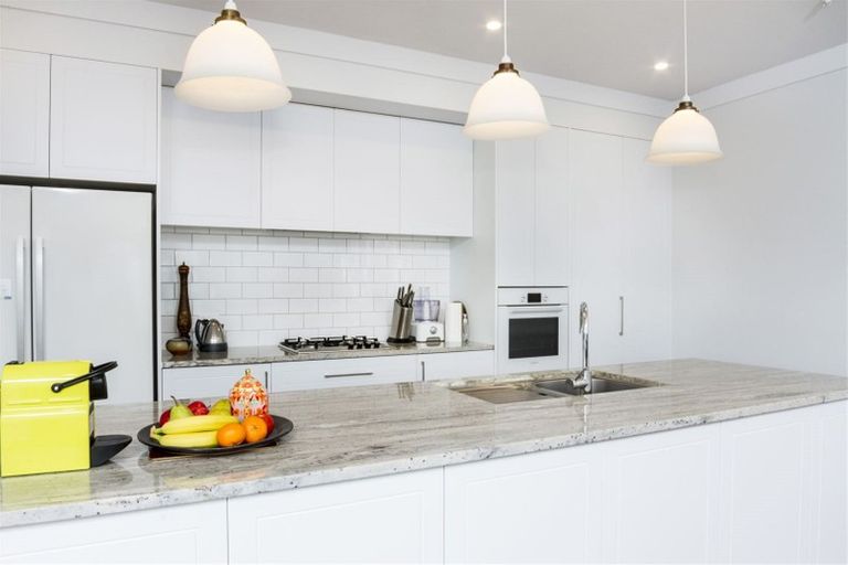 Photo of property in 18 William Bond Street, Stanley Point, Auckland, 0624