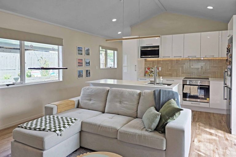 Photo of property in 86a Colwill Road, Massey, Auckland, 0614