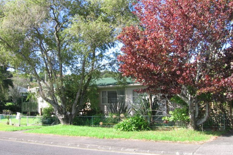 Photo of property in 2/2 Earl Road, Titirangi, Auckland, 0604