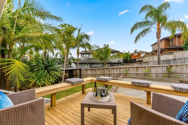 Photo of property in 21 Lantana Road, Green Bay, Auckland, 0604