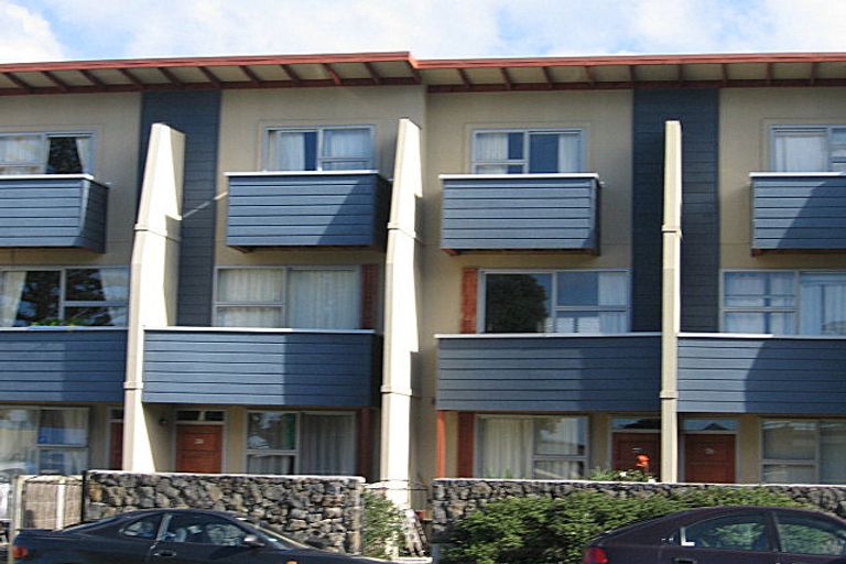 Photo of property in 8/3 Riverside Road, Orewa, 0931