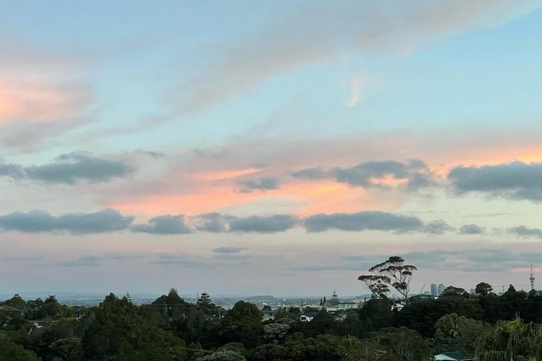 Photo of property in 15 Mcdowell Crescent, Hillcrest, Auckland, 0627